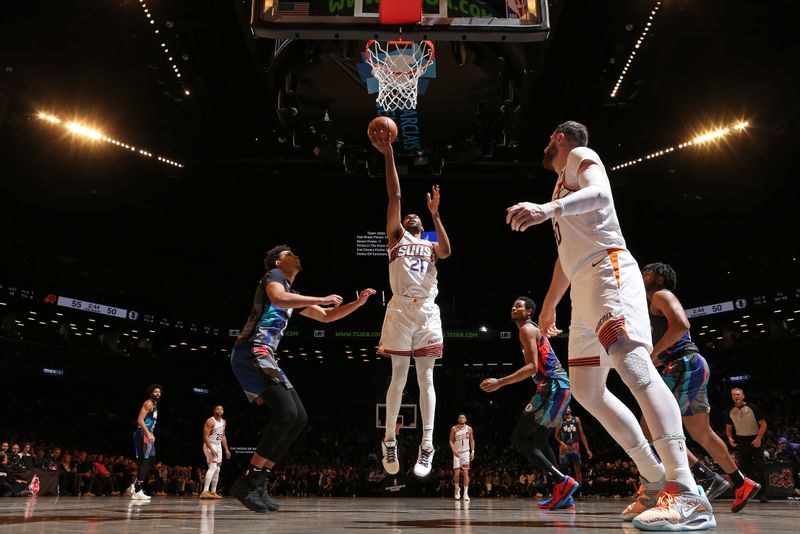 BROOKLYN, NY - JANUARY 31: Keita Bates-Diop #21 of the Phoenix Suns drives to the basket during the game against the Brooklyn Nets on January 31, 2024 at Barclays Center in Brooklyn, New York. NOTE TO USER: User expressly acknowledges and agrees that, by downloading and or using this Photograph, user is consenting to the terms and conditions of the Getty Images License Agreement. Mandatory Copyright Notice: Copyright 2024 NBAE (Photo by Nathaniel S. Butler/NBAE via Getty Images)