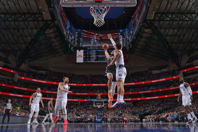 DALLAS, TX - JANUARY 9: David Roddy #21 of the Memphis Grizzlies dunks the ball during the game Dallas Mavericks on January 9, 2024 at the American Airlines Center in Dallas, Texas. NOTE TO USER: User expressly acknowledges and agrees that, by downloading and or using this photograph, User is consenting to the terms and conditions of the Getty Images License Agreement. Mandatory Copyright Notice: Copyright 2024 NBAE (Photo by Glenn James/NBAE via Getty Images)