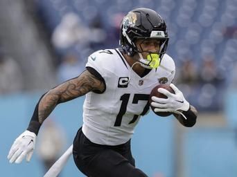 Jacksonville Jaguars tight end Evan Engram (17) warms up prior to an NFL football game against the Tennessee Titans, Sunday, Dec. 8, 2024, in Nashville, Tenn. (AP Photo/Stew Milne)