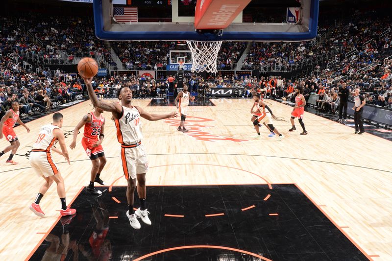 DETROIT, MI - NOVEMBER 18: Ron Holland II #00 of the Detroit Pistons rebounds the ball during the game against the Chicago Bulls on November 18, 2024 at Little Caesars Arena in Detroit, Michigan. NOTE TO USER: User expressly acknowledges and agrees that, by downloading and/or using this photograph, User is consenting to the terms and conditions of the Getty Images License Agreement. Mandatory Copyright Notice: Copyright 2024 NBAE (Photo by Chris Schwegler/NBAE via Getty Images)