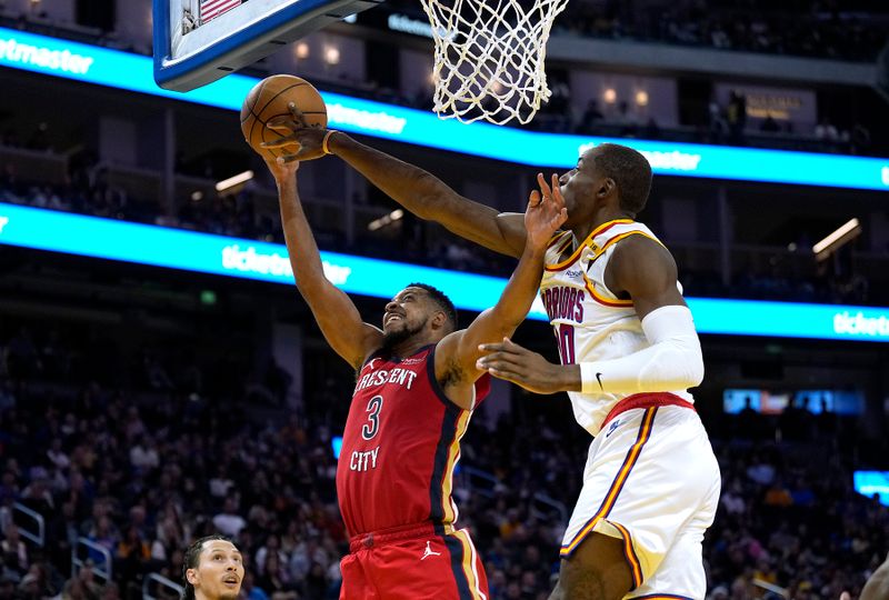 SAN FRANCISCO, CALIFORNIA - OCTOBER 29: Jonathan Kuminga #00 of the Golden State Warriors blocks the shot of CJ McCollum #3 of the New Orleans Pelicans during the third quarter at Chase Center on October 29, 2024 in San Francisco, California. NOTE TO USER: User expressly acknowledges and agrees that, by downloading and or using this photograph, User is consenting to the terms and conditions of the Getty Images License Agreement. (Photo by Thearon W. Henderson/Getty Images)