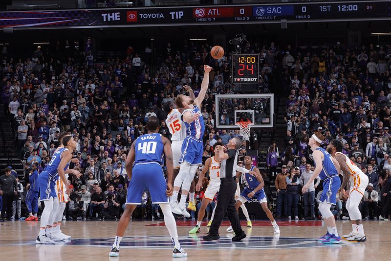 SACRAMENTO, CA - JANUARY 22: Clint Capela #15 of the Atlanta Hawks and Domantas Sabonis #10 of the Sacramento Kings go up for a jump ball on January 22, 2024 at Golden 1 Center in Sacramento, California. NOTE TO USER: User expressly acknowledges and agrees that, by downloading and or using this Photograph, user is consenting to the terms and conditions of the Getty Images License Agreement. Mandatory Copyright Notice: Copyright 2024 NBAE (Photo by Rocky Widner/NBAE via Getty Images)