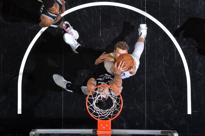 SAN ANTONIO, TX - NOVEMBER 9: Zach Collins #23 of the San Antonio Spurs block during the game against the Utah Jazz on November 9, 2024 at the Frost Bank Center in San Antonio, Texas. NOTE TO USER: User expressly acknowledges and agrees that, by downloading and or using this photograph, user is consenting to the terms and conditions of the Getty Images License Agreement. Mandatory Copyright Notice: Copyright 2024 NBAE (Photos by Michael Gonzales/NBAE via Getty Images)