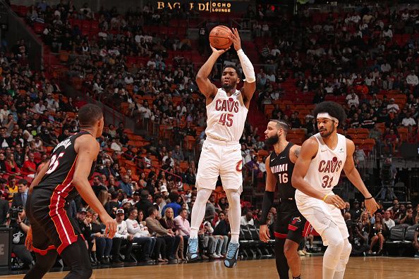 MIAMI, FL - DECEMBER 8:  Donovan Mitchell #45 of the Cleveland Cavaliers shoots the ball during the game against the Miami Heat on December 8, 2023 at Kaseya Center in Miami, Florida. NOTE TO USER: User expressly acknowledges and agrees that, by downloading and or using this Photograph, user is consenting to the terms and conditions of the Getty Images License Agreement. Mandatory Copyright Notice: Copyright 2023 NBAE (Photo by Issac Baldizon/NBAE via Getty Images)