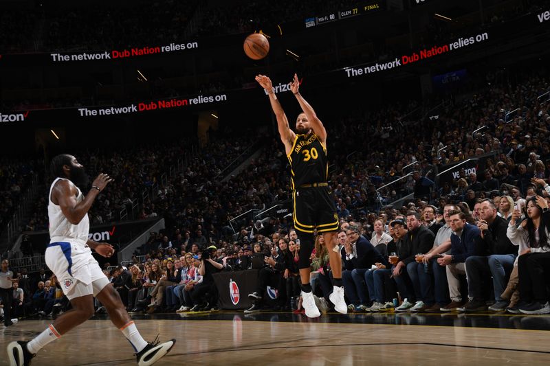 SAN FRANCISCO, CA - FEBRUARY 14: Stephen Curry #30 of the Golden State Warriors shoots a three point basket against the LA Clippers on FEBRUARY 14, 2024 at Chase Center in San Francisco, California. NOTE TO USER: User expressly acknowledges and agrees that, by downloading and or using this photograph, user is consenting to the terms and conditions of Getty Images License Agreement. Mandatory Copyright Notice: Copyright 2024 NBAE (Photo by Noah Graham/NBAE via Getty Images)