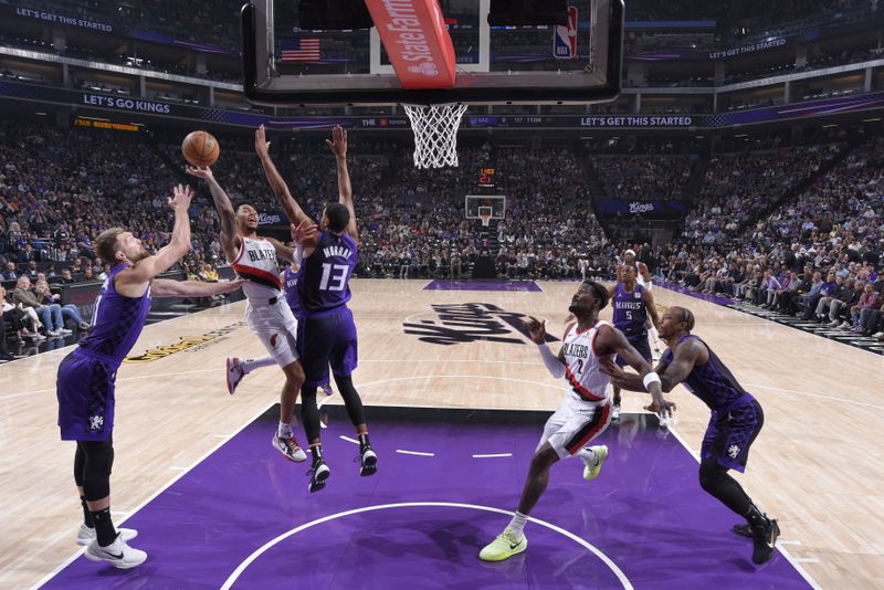 SACRAMENTO, CA - OCTOBER 28: Anfernee Simons #1 of the Portland Trail Blazers drives to the basket during the game against the Sacramento Kings on October 28, 2024 at Golden 1 Center in Sacramento, California. NOTE TO USER: User expressly acknowledges and agrees that, by downloading and or using this Photograph, user is consenting to the terms and conditions of the Getty Images License Agreement. Mandatory Copyright Notice: Copyright 2024 NBAE (Photo by Rocky Widner/NBAE via Getty Images)