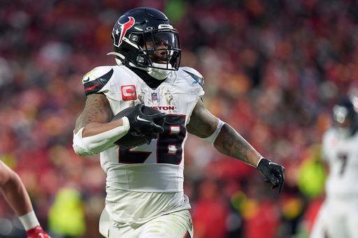 Houston Texans running back Joe Mixon (28) heads to the end zone to score during the second half of an NFL football AFC divisional playoff game against the Kansas City Chiefs Saturday, Jan. 18, 2025, in Kansas City, Mo. (AP Photo/Charlie Riedel)