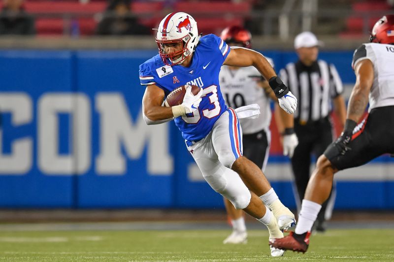 Oct 24, 2020; Dallas, Texas, USA; Southern Methodist Mustangs tight end Kylen Granson (83) makes a reception against Cincinnati Bearcats during the second half at Gerald J. Ford Stadium. Mandatory Credit: Tim Flores-USA TODAY Sports