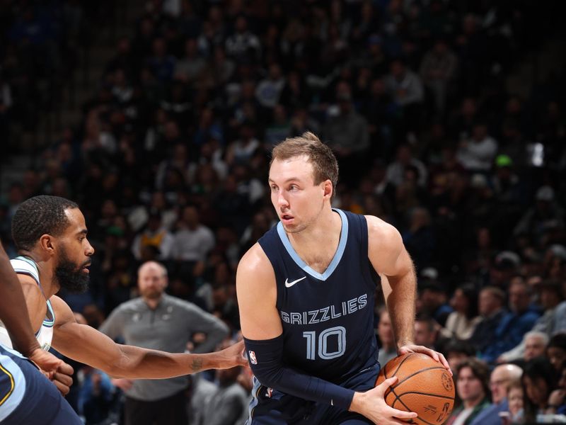 MINNEAPOLIS, MN -  JANUARY 18: Luke Kennard #10 of the Memphis Grizzlies handles the ball during the game against the Minnesota Timberwolves on January 18, 2024 at Target Center in Minneapolis, Minnesota. NOTE TO USER: User expressly acknowledges and agrees that, by downloading and or using this Photograph, user is consenting to the terms and conditions of the Getty Images License Agreement. Mandatory Copyright Notice: Copyright 2024 NBAE (Photo by David Sherman/NBAE via Getty Images)