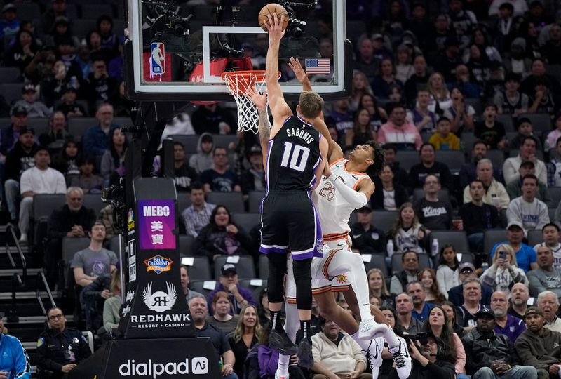 SACRAMENTO, CALIFORNIA - MARCH 07: Domantas Sabonis #10 of the Sacramento Kings attempts to slam dunk and gets called for an offensive foul on Dominick Barlow #26 of the San Antonio Spurs during the first half at Golden 1 Center on March 07, 2024 in Sacramento, California. NOTE TO USER: User expressly acknowledges and agrees that, by downloading and or using this photograph, User is consenting to the terms and conditions of the Getty Images License Agreement. (Photo by Thearon W. Henderson/Getty Images)