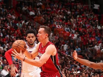 MIAMI, FL - DECEMBER 25:  Duncan Robinson #55 of the Miami Heat passes the ball during the game  on December 25, 2023 at Kaseya Center Arena in Miami, Florida. NOTE TO USER: User expressly acknowledges and agrees that, by downloading and or using this Photograph, user is consenting to the terms and conditions of the Getty Images License Agreement. Mandatory Copyright Notice: Copyright 2023 NBAE (Photo by Issac Baldizon/NBAE via Getty Images)