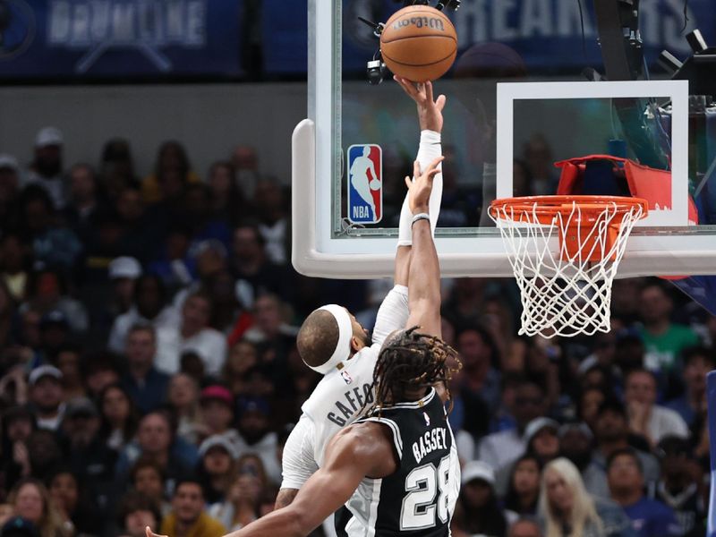 DALLAS, TX - NOVEMBER 16: Daniel Gafford #21 of the Dallas Mavericks drives to the basket during the game against the San Antonio Spurs on November 16, 2024 at American Airlines Center in Dallas, Texas. NOTE TO USER: User expressly acknowledges and agrees that, by downloading and or using this photograph, User is consenting to the terms and conditions of the Getty Images License Agreement. Mandatory Copyright Notice: Copyright 2024 NBAE (Photo by Tim Heitman/NBAE via Getty Images)