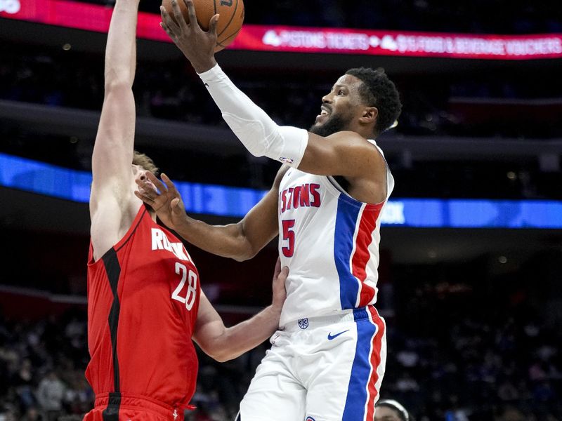 DETROIT, MICHIGAN - NOVEMBER 10: Malik Beasley #5 of the Detroit Pistons shoots the ball against Alperen Sengun #28 of the Houston Rockets during the second quarter at Little Caesars Arena on November 10, 2024 in Detroit, Michigan. NOTE TO USER: User expressly acknowledges and agrees that, by downloading and or using this photograph, User is consenting to the terms and conditions of the Getty Images License Agreement. (Photo by Nic Antaya/Getty Images)