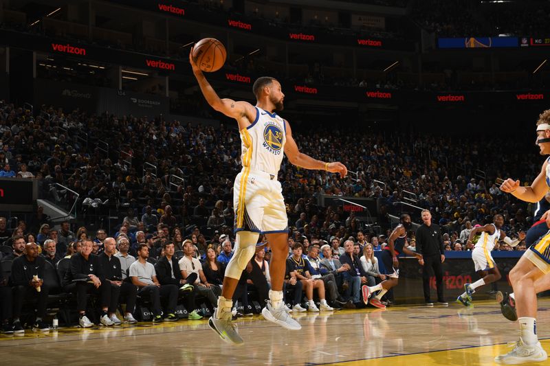 SAN FRANCISCO, CA - OCTOBER 27: Stephen Curry #30 of the Golden State Warriors rebounds the ball during the game against the LA Clippers on October 27, 2024 at Chase Center in San Francisco, California. NOTE TO USER: User expressly acknowledges and agrees that, by downloading and or using this photograph, user is consenting to the terms and conditions of Getty Images License Agreement. Mandatory Copyright Notice: Copyright 2024 NBAE (Photo by Noah Graham/NBAE via Getty Images)