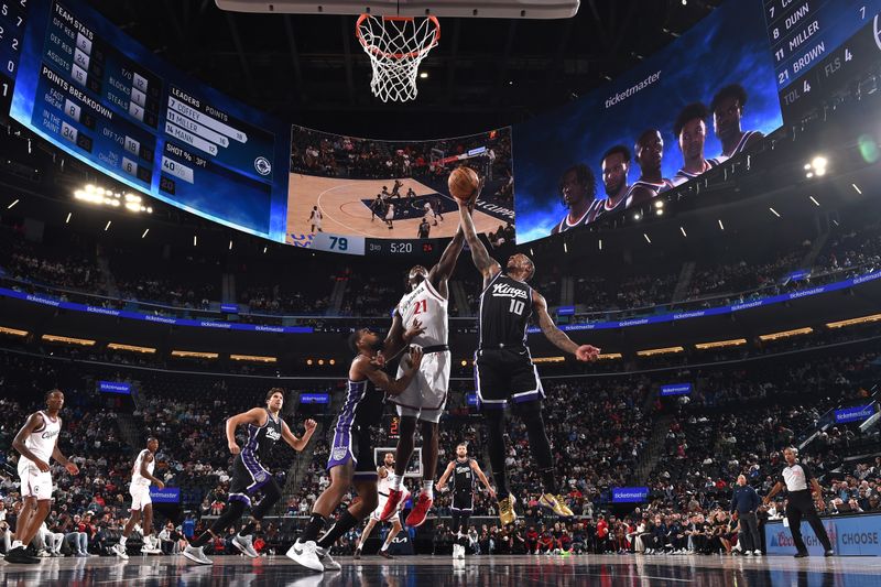 INGLEWOOD, CA - OCTOBER 17: Kobe Brown #21 of the LA Clippers and DeMar DeRozan #10 of the Sacramento Kings battle for a rebound during the game on October 17, 2024 at Intuit Dome in Los Angeles, California. NOTE TO USER: User expressly acknowledges and agrees that, by downloading and/or using this Photograph, user is consenting to the terms and conditions of the Getty Images License Agreement. Mandatory Copyright Notice: Copyright 2024 NBAE (Photo by Juan Ocampo/NBAE via Getty Images)