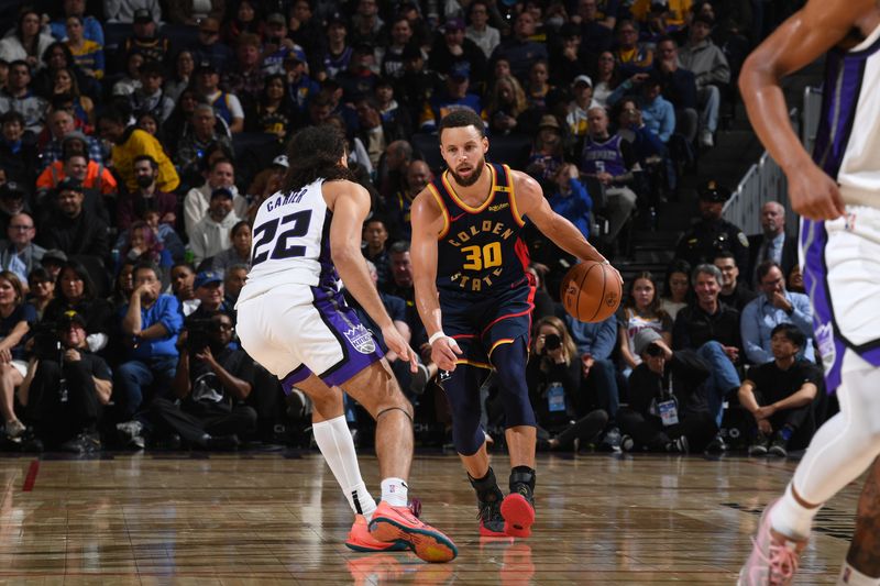 SAN FRANCISCO, CA - JANUARY 5:  Stephen Curry #30 of the Golden State Warriors handles the ball during the game against the Sacramento Kings on January 5, 2025 at Chase Center in San Francisco, California. NOTE TO USER: User expressly acknowledges and agrees that, by downloading and or using this photograph, user is consenting to the terms and conditions of Getty Images License Agreement. Mandatory Copyright Notice: Copyright 2025 NBAE (Photo by Noah Graham/NBAE via Getty Images)