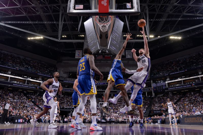 SACRAMENTO, CA - APRIL 16: Domantas Sabonis #10 of the Sacramento Kings drives to the basket during the game aGolden State Warriors during the 2024 Play-In Tournament on April 16, 2024 at Golden 1 Center in Sacramento, California. NOTE TO USER: User expressly acknowledges and agrees that, by downloading and or using this Photograph, user is consenting to the terms and conditions of the Getty Images License Agreement. Mandatory Copyright Notice: Copyright 2024 NBAE (Photo by Rocky Widner/NBAE via Getty Images)