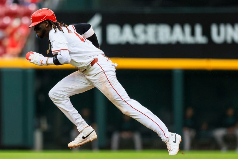 May 9, 2024; Cincinnati, Ohio, USA; Cincinnati Reds shortstop Elly De La Cruz (44) steals second in the sixth inning against the Arizona Diamondbacks at Great American Ball Park. Mandatory Credit: Katie Stratman-USA TODAY Sports