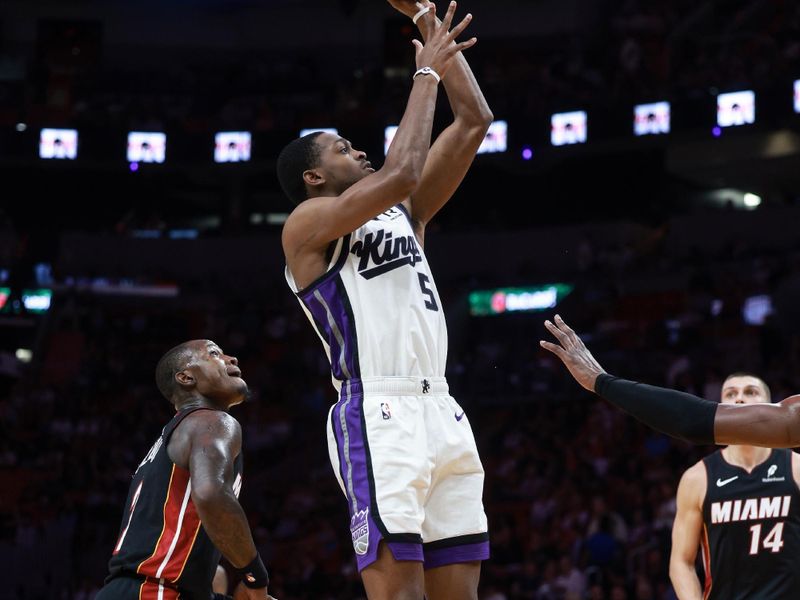 MIAMI, FLORIDA - NOVEMBER 04: De'Aaron Fox #5 of the Sacramento Kings shoots ahead of Terry Rozier #2 of the Miami Heat during the first half at Kaseya Center on November 04, 2024 in Miami, Florida. NOTE TO USER: User expressly acknowledges and agrees that, by downloading and or using this Photograph, user is consenting to the terms and conditions of the Getty Images License Agreement. (Photo by Carmen Mandato/Getty Images)