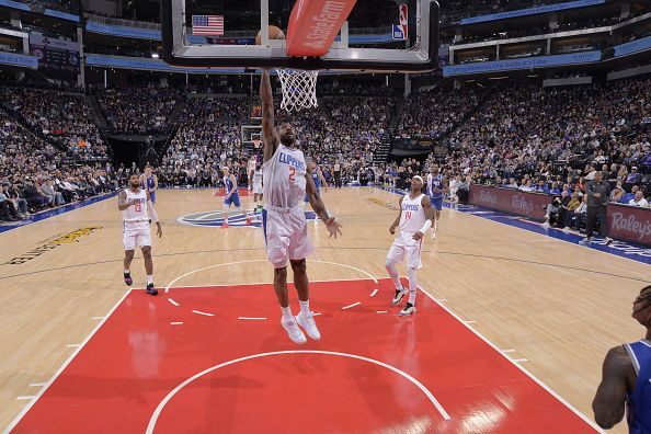 SACRAMENTO, CA - NOVEMBER 29: Kawhi Leonard #2 of the LA Clippers drives to the basket during the game against the Sacramento Kings on November 29, 2023 at Golden 1 Center in Sacramento, California. NOTE TO USER: User expressly acknowledges and agrees that, by downloading and or using this Photograph, user is consenting to the terms and conditions of the Getty Images License Agreement. Mandatory Copyright Notice: Copyright 2023 NBAE (Photo by Rocky Widner/NBAE via Getty Images)