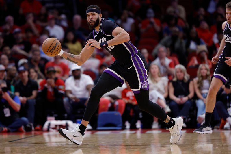 HOUSTON, TEXAS - NOVEMBER 06: JaVale McGee #00 of the Sacramento Kings controls the ball against the Houston Rockets during the first half at Toyota Center on November 06, 2023 in Houston, Texas. (Photo by Carmen Mandato/Getty Images)