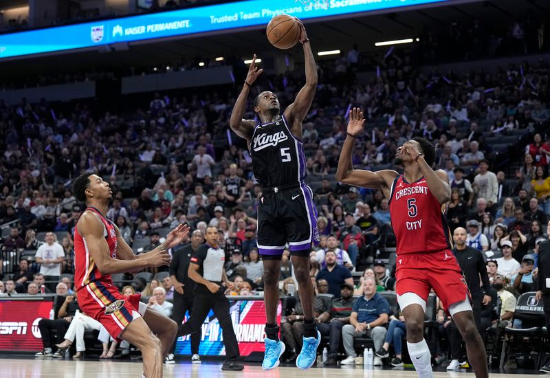 SACRAMENTO, CALIFORNIA - APRIL 11: De'Aaron Fox #5 of the Sacramento Kings shoots over Herbert Jones #5 of the New Orleans Pelicans during the second half of an NBA basketball game at Golden 1 Center on April 11, 2024 in Sacramento, California. NOTE TO USER: User expressly acknowledges and agrees that, by downloading and or using this photograph, User is consenting to the terms and conditions of the Getty Images License Agreement. (Photo by Thearon W. Henderson/Getty Images)