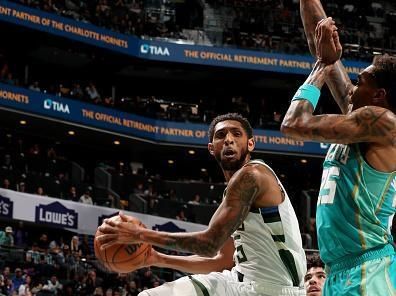 CHARLOTTE, NC - NOVEMBER 17: Cameron Payne #15 of the Milwaukee Bucks looks to pass the ball during the game against the Charlotte Hornets during the In-Season Tournament on November 17, 2023 at Spectrum Center in Charlotte, North Carolina. NOTE TO USER: User expressly acknowledges and agrees that, by downloading and or using this photograph, User is consenting to the terms and conditions of the Getty Images License Agreement. Mandatory Copyright Notice: Copyright 2023 NBAE (Photo by Kent Smith/NBAE via Getty Images)