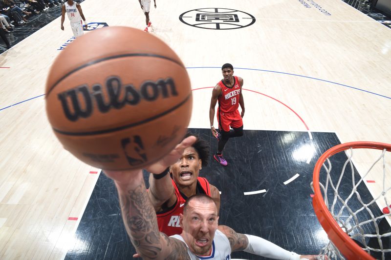 LOS ANGELES, CA - APIRL 14: Daniel Theis #10 of the LA Clippers drives to the basket during the game against the Houston Rockets on April 14, 2024 at Crypto.Com Arena in Los Angeles, California. NOTE TO USER: User expressly acknowledges and agrees that, by downloading and/or using this Photograph, user is consenting to the terms and conditions of the Getty Images License Agreement. Mandatory Copyright Notice: Copyright 2024 NBAE (Photo by Adam Pantozzi/NBAE via Getty Images)