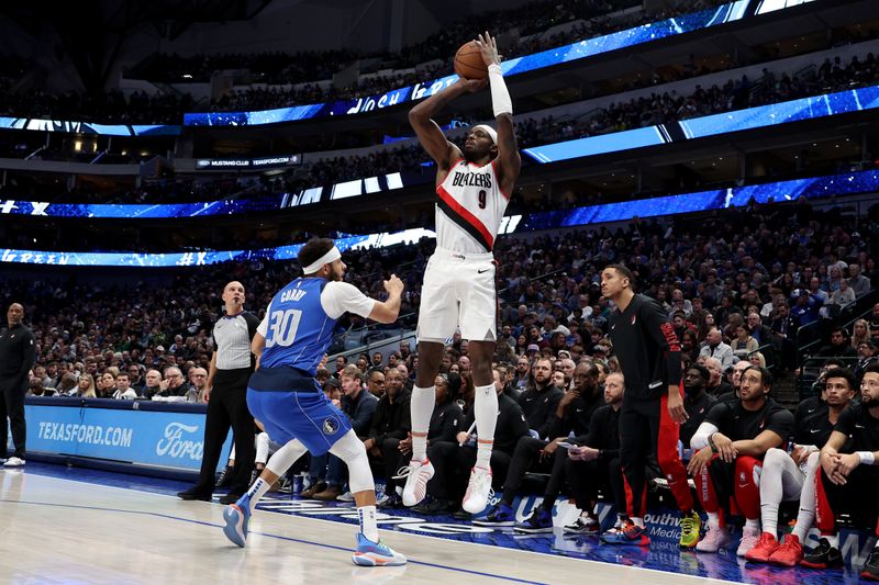 DALLAS, TEXAS - JANUARY 05: Jerami Grant #9 of the Portland Trail Blazers shoots the ball against Seth Curry #30 of the Dallas Mavericks in the first half at American Airlines Center on January 05, 2024 in Dallas, Texas. NOTE TO USER: User expressly acknowledges and agrees that, by downloading and or using this photograph, User is consenting to the terms and conditions of the Getty Images License Agreement. (Photo by Tim Heitman/Getty Images)