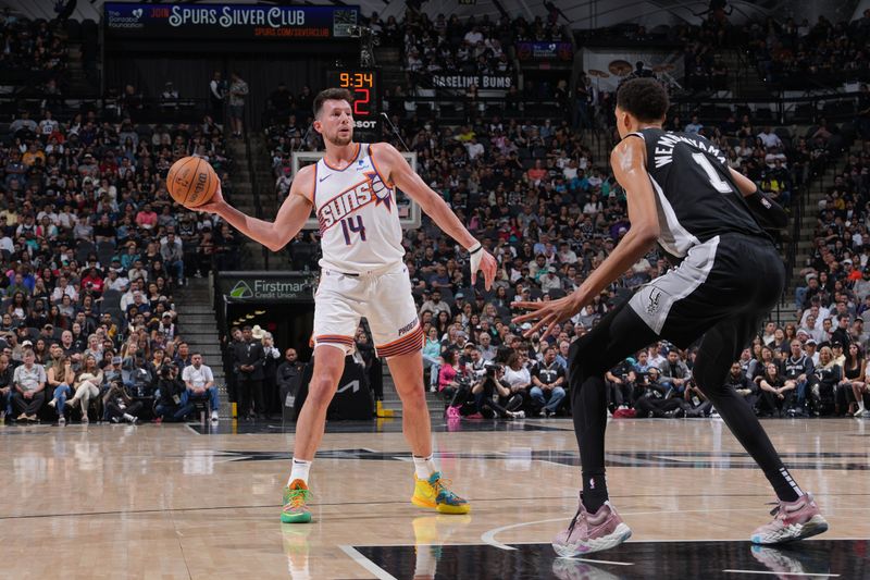 SAN ANTONIO, TX - MARCH 23: Drew Eubanks #14 of the Phoenix Suns handles the ball during the game against the San Antonio Spurs on March 23, 2024 at the Frost Bank Center in San Antonio, Texas. NOTE TO USER: User expressly acknowledges and agrees that, by downloading and or using this photograph, user is consenting to the terms and conditions of the Getty Images License Agreement. Mandatory Copyright Notice: Copyright 2024 NBAE (Photos by Jesse D. Garrabrant/NBAE via Getty Images)