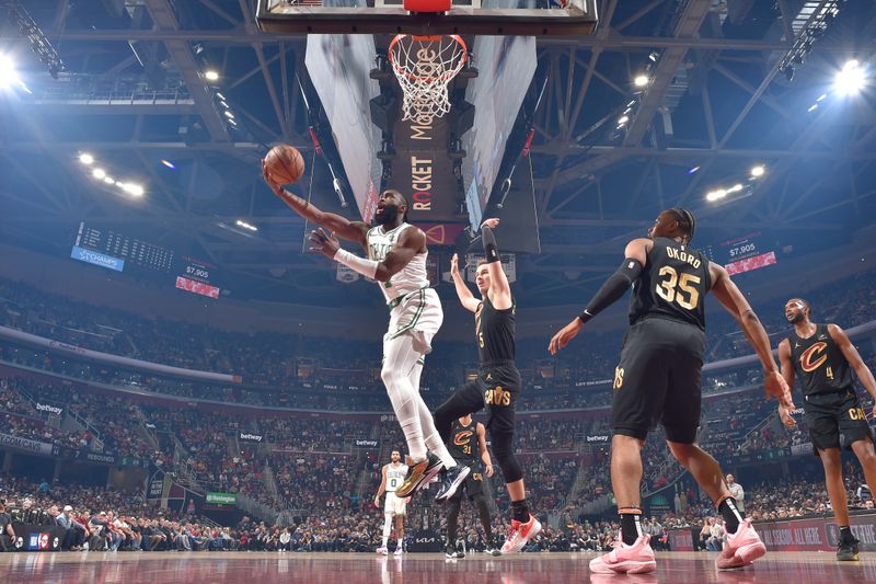 CLEVELAND, OH - MARCH 5: Jaylen Brown #7 of the Boston Celtics drives to the basket during the game against the Cleveland Cavaliers on March 5, 2024 at Rocket Mortgage FieldHouse in Cleveland, Ohio. NOTE TO USER: User expressly acknowledges and agrees that, by downloading and/or using this Photograph, user is consenting to the terms and conditions of the Getty Images License Agreement. Mandatory Copyright Notice: Copyright 2024 NBAE (Photo by David Liam Kyle/NBAE via Getty Images)