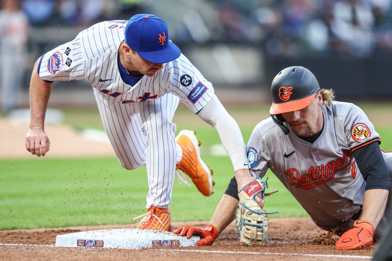 Aug 20, 2024; New York City, New York, USA;  New York Mets first baseman Pete Alonso (20) attempts to pick off Baltimore Orioles shortstop Gunnar Henderson (2) in the first inning at Citi Field. Mandatory Credit: Wendell Cruz-USA TODAY Sports