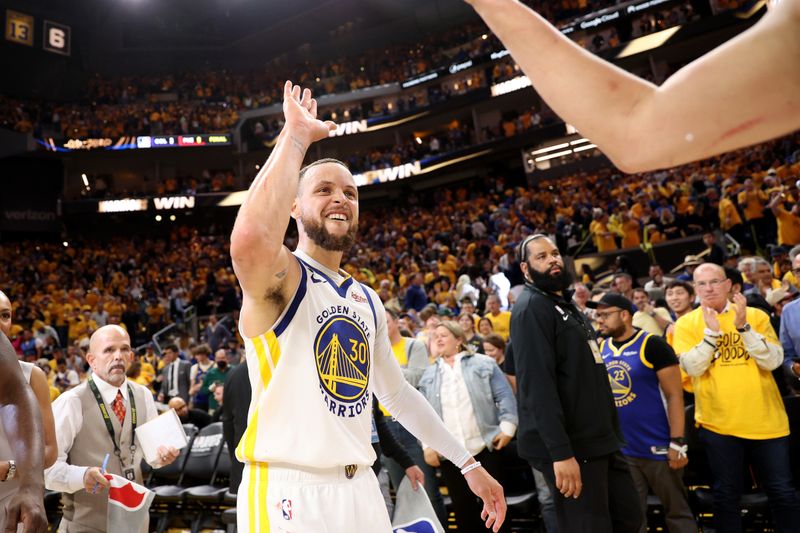 SAN FRANCISCO, CALIFORNIA - APRIL 23: Stephen Curry #30 of the Golden State Warriors high-fives Klay Thompson #11 after they beat the Sacramento Kings in Game Four of the Western Conference First Round Playoffs at Chase Center on April 23, 2023 in San Francisco, California. NOTE TO USER: User expressly acknowledges and agrees that, by downloading and or using this photograph, User is consenting to the terms and conditions of the Getty Images License Agreement. (Photo by Ezra Shaw/Getty Images)