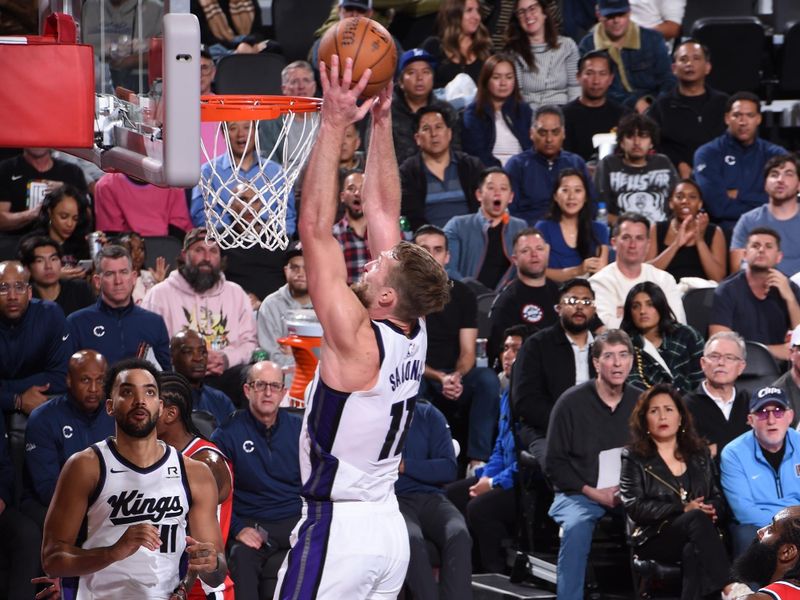 INGLEWOOD, CA - NOVEMBER 22: Keegan Murray #13 of the Sacramento Kings dunks the ball during the game against the LA Clippers during the Emirates NBA Cup game on November 22, 2024 at the Intuit Dome in Los Angeles, California. NOTE TO USER: User expressly acknowledges and agrees that, by downloading and/or using this Photograph, user is consenting to the terms and conditions of the Getty Images License Agreement. Mandatory Copyright Notice: Copyright 2024 NBAE (Photo by Juan Ocampo/NBAE via Getty Images)