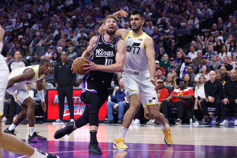 SACRAMENTO, CALIFORNIA - MARCH 31: Domantas Sabonis #10 of the Sacramento Kings goes to the basket against Omer Yurtseven #77 of the Utah Jazz in the third quarter at Golden 1 Center on March 31, 2024 in Sacramento, California. NOTE TO USER: User expressly acknowledges and agrees that, by downloading and or using this photograph, User is consenting to the terms and conditions of the Getty Images License Agreement. (Photo by Lachlan Cunningham/Getty Images)