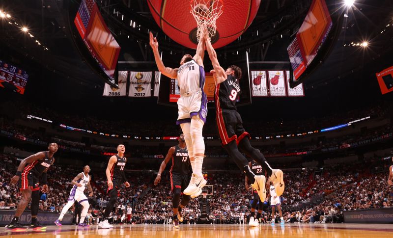 MIAMI, FL - NOVEMBER 4: Domantas Sabonis #11 of the Sacramento Kings drives to the basket during the game against the Miami Heat during a regular season game on November 4, 2024 at Kaseya Center in Miami, Florida. NOTE TO USER: User expressly acknowledges and agrees that, by downloading and or using this Photograph, user is consenting to the terms and conditions of the Getty Images License Agreement. Mandatory Copyright Notice: Copyright 2024 NBAE (Photo by Issac Baldizon/NBAE via Getty Images)