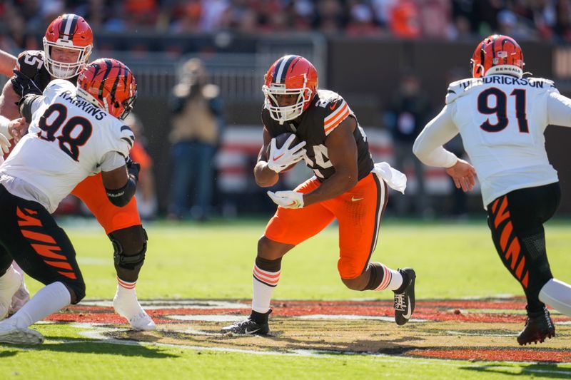 Cleveland Browns running back Nick Chubb (24) carries in the first half of an NFL football game against the Cincinnati Bengals, Sunday, Oct. 20, 2024, in Cleveland. (AP Photo/Sue Ogrocki)