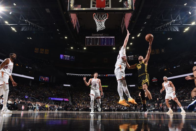 SAN FRANCISCO, CA - FEBRUARY 10: Stephen Curry #30 of the Golden State Warriors drives to the basket during the game against the Phoenix Suns on February 10, 2024 at Chase Center in San Francisco, California. NOTE TO USER: User expressly acknowledges and agrees that, by downloading and or using this photograph, user is consenting to the terms and conditions of Getty Images License Agreement. Mandatory Copyright Notice: Copyright 2024 NBAE (Photo by Noah Graham/NBAE via Getty Images)