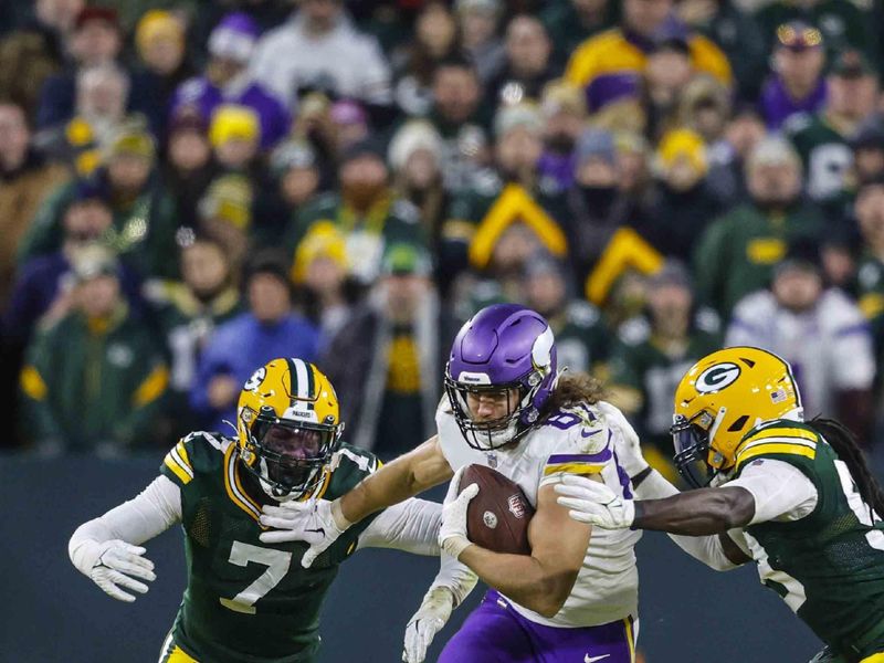 Minnesota Vikings tight end T.J. Hockenson (87) runs the ball during an NFL football game against the Green Bay Packers Sunday, Jan. 1, 2023, in Green Bay, Wis. (AP Photo/Jeffrey Phelps)