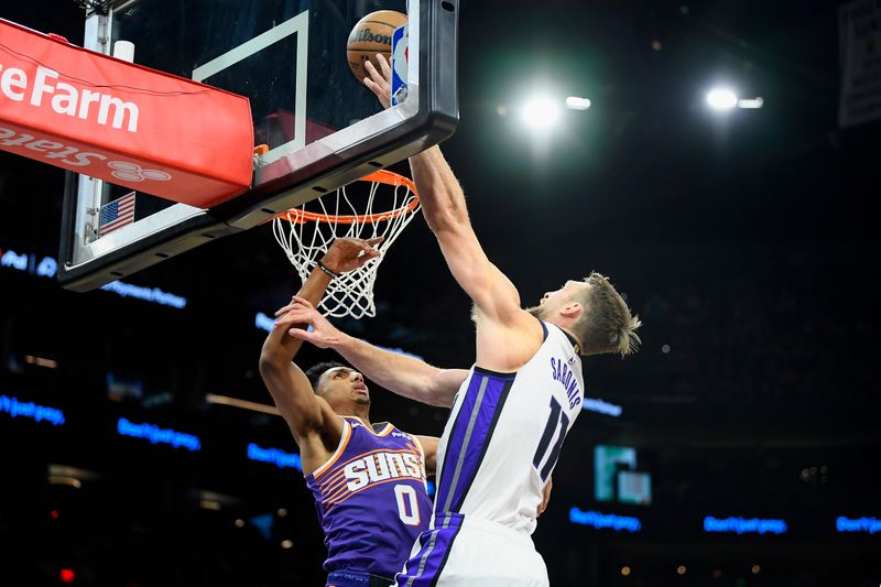 PHOENIX, ARIZONA - NOVEMBER 10: Domantas Sabonis #11 of the Sacramento Kings attempts a lay up against Ryan Dunn #0 of the Phoenix Suns during the first half of the NBA game at Footprint Center on November 10, 2024 in Phoenix, Arizona. NOTE TO USER: User expressly acknowledges and agrees that, by downloading and/or using this photograph, user is consenting to the terms and conditions of the Getty Images License Agreement.  (Photo by Kelsey Grant/Getty Images)