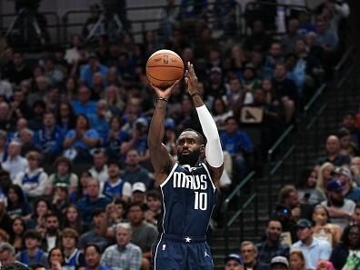 DALLAS, TX - OCTOBER 27: Tim Hardaway Jr. #10 of the Dallas Mavericks shoots the ball during the game against the Brooklyn Nets on October 27, 2023 at the American Airlines Center in Dallas, Texas. NOTE TO USER: User expressly acknowledges and agrees that, by downloading and or using this photograph, User is consenting to the terms and conditions of the Getty Images License Agreement. Mandatory Copyright Notice: Copyright 2023 NBAE (Photo by Glenn James/NBAE via Getty Images)