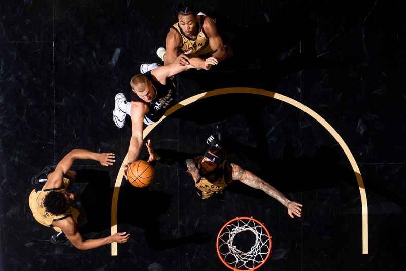 TORONTO, CANADA - JANUARY 26: Mason Plumlee #44 of the LA Clippers drives to the basket during the game against the Toronto Raptors on January 26, 2024 at the Scotiabank Arena in Toronto, Ontario, Canada.  NOTE TO USER: User expressly acknowledges and agrees that, by downloading and or using this Photograph, user is consenting to the terms and conditions of the Getty Images License Agreement.  Mandatory Copyright Notice: Copyright 2024 NBAE (Photo by Mark Blinch/NBAE via Getty Images)