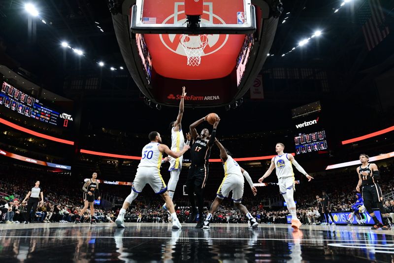 ATLANTA, GA - MARCH 17: Onyeka Okongwu #17 of the Atlanta Hawks drives to the basket during the game against the Golden State Warriors on March 17, 2023 at State Farm Arena in Atlanta, Georgia.  NOTE TO USER: User expressly acknowledges and agrees that, by downloading and/or using this Photograph, user is consenting to the terms and conditions of the Getty Images License Agreement. Mandatory Copyright Notice: Copyright 2023 NBAE (Photo by Adam Hagy/NBAE via Getty Images)