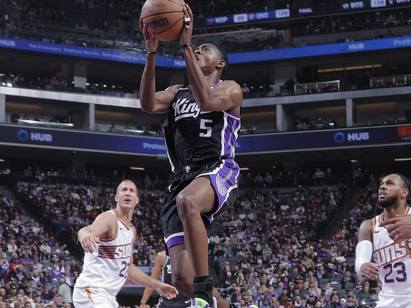 SACRAMENTO, CA - NOVEMBER 13: De'Aaron Fox #5 of the Sacramento Kings drives to the basket during the game against the Phoenix Suns on November 13, 2024 at Golden 1 Center in Sacramento, California. NOTE TO USER: User expressly acknowledges and agrees that, by downloading and or using this Photograph, user is consenting to the terms and conditions of the Getty Images License Agreement. Mandatory Copyright Notice: Copyright 2024 NBAE (Photo by Rocky Widner/NBAE via Getty Images)