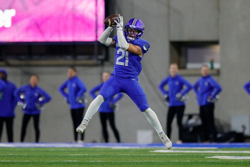 Oct 19, 2024; Colorado Springs, Colorado, USA; Air Force Falcons wide receiver Cade Harris (21) makes a catch in the fourth quarter against the Colorado State Rams at Falcon Stadium. Mandatory Credit: Isaiah J. Downing-Imagn Images