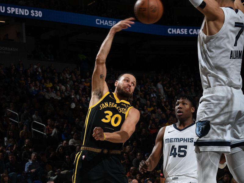 SAN FRANCISCO, CA - MARCH 20: Stephen Curry #30 of the Golden State Warriors looks to pass the ball during the game against the Memphis Grizzlies on March 20, 2024 at Chase Center in San Francisco, California. NOTE TO USER: User expressly acknowledges and agrees that, by downloading and or using this photograph, user is consenting to the terms and conditions of Getty Images License Agreement. Mandatory Copyright Notice: Copyright 2024 NBAE (Photo by Noah Graham/NBAE via Getty Images)