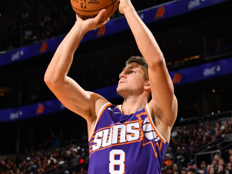 PHOENIX, AZ - JANUARY 29: Grayson Allen #8 of the Phoenix Suns three point basket during the game against the Minnesota Timberwolves on January 29, 2025 at Footprint Center in Phoenix, Arizona. NOTE TO USER: User expressly acknowledges and agrees that, by downloading and or using this photograph, user is consenting to the terms and conditions of the Getty Images License Agreement. Mandatory Copyright Notice: Copyright 2025 NBAE (Photo by Barry Gossage/NBAE via Getty Images)