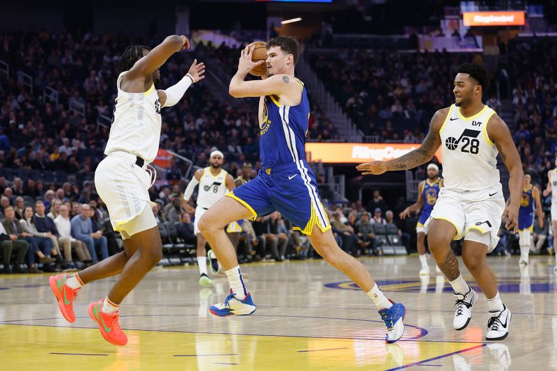 SAN FRANCISCO, CALIFORNIA - JANUARY 28: Quinten Post #21 of the Golden State Warriors drives to the basket against Isaiah Collier #13 of the Utah Jazzin the second quarter at Chase Center on January 28, 2025 in San Francisco, California. NOTE TO USER: User expressly acknowledges and agrees that, by downloading and or using this photograph, User is consenting to the terms and conditions of the Getty Images License Agreement. (Photo by Lachlan Cunningham/Getty Images)