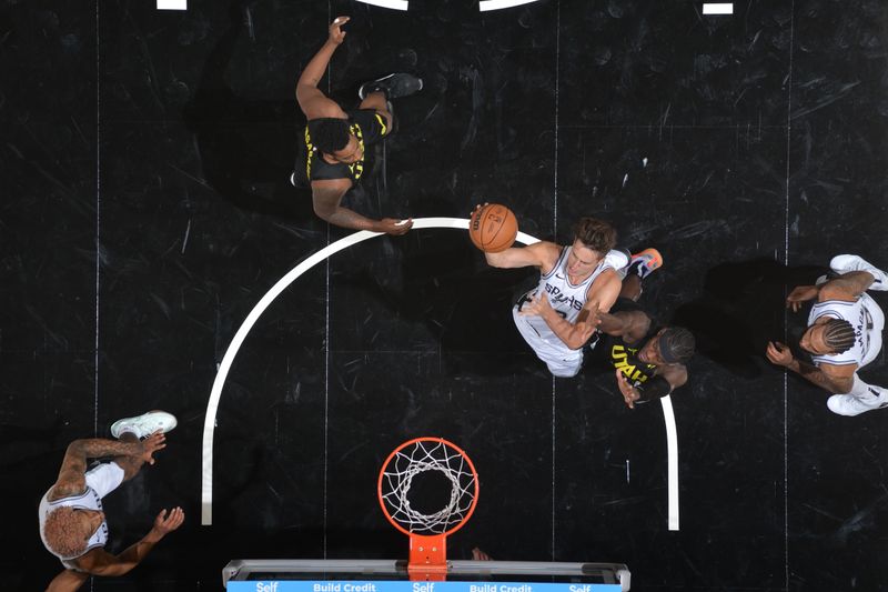 SAN ANTONIO, TX - OCTOBER 12: Zach Collins #23 of the San Antonio Spurs shoots the ball during the game against the Utah Jazz during a NBA pre season game on October 12, 2024 at the Frost Bank Center in San Antonio, Texas. NOTE TO USER: User expressly acknowledges and agrees that, by downloading and or using this photograph, user is consenting to the terms and conditions of the Getty Images License Agreement. Mandatory Copyright Notice: Copyright 2024 NBAE (Photos by Michael Gonzales/NBAE via Getty Images)