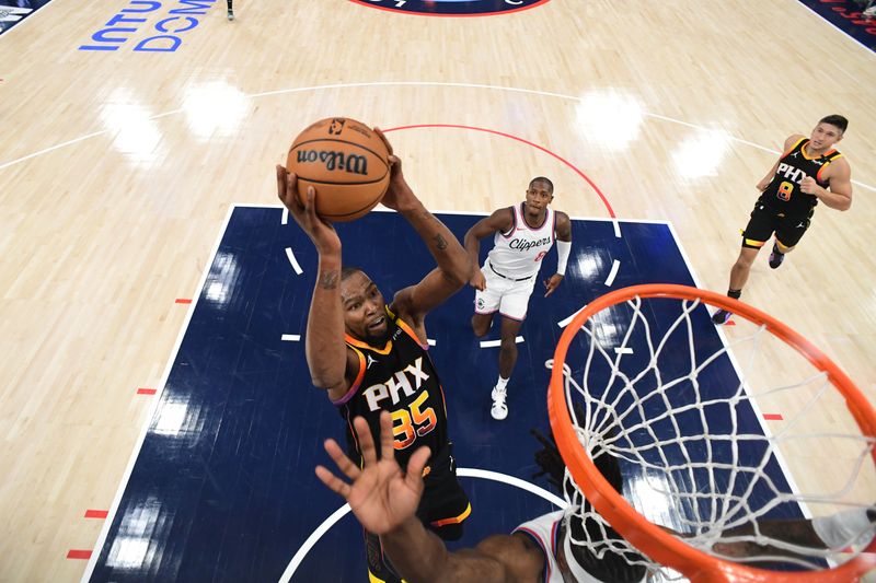 INGLEWOOD, CA - OCTOBER 31: Kevin Durant #35 of the Phoenix Suns dunks the ball during the game against the LA Clippers on October 31, 2024 at Intuit Dome in Los Angeles, California. NOTE TO USER: User expressly acknowledges and agrees that, by downloading and/or using this Photograph, user is consenting to the terms and conditions of the Getty Images License Agreement. Mandatory Copyright Notice: Copyright 2024 NBAE (Photo by Adam Pantozzi/NBAE via Getty Images)